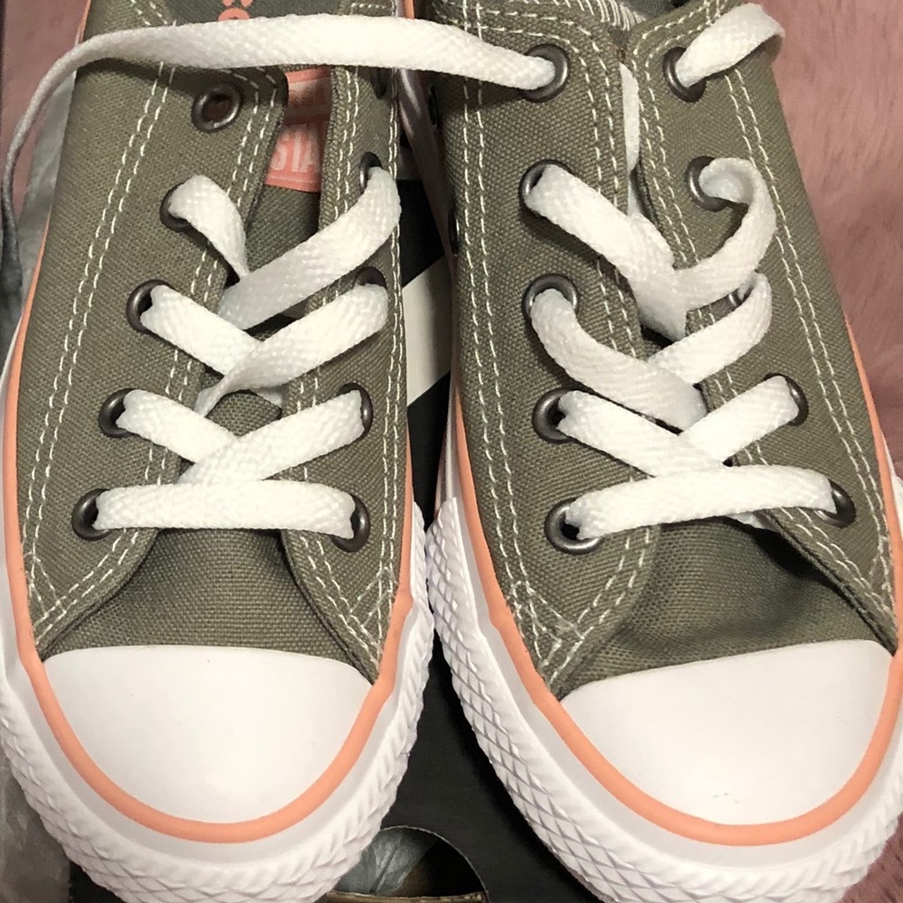 Converse - Picture 2 of 3